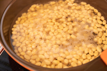 大豆を煮立たせる