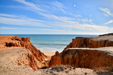 Die Sicht auf das Meer vom Felsen in Portugal, Algarve