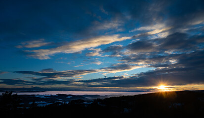Wolkenhimmel bei Sonnenuntergang