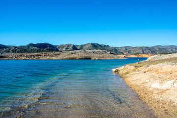 Lago entre montañas
