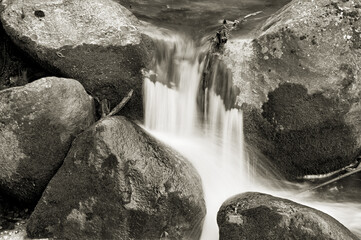 Río del valle de Boi en Pirineo durante el deshielo de primavera