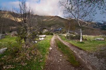 Paisaje Alpino del Pirineo en el valle de Boi. Ruta de senderismo por la montaña