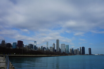 Fototapeta na wymiar Skyscapers and skylin of Chicago and Lake Michigan from Milennium Park