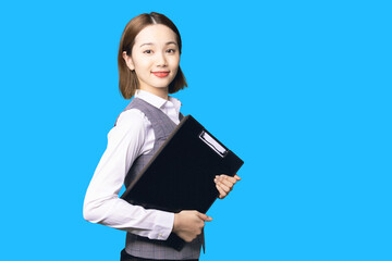 書類を持つ女性