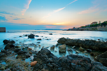 Puesta de sol en la costa mediterr&aacute;nea en la isla de Sarde&ntilde;a. Alguer Alguero Italia