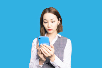 スマホを見る女性