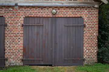 Tor eines alten Sägewerks