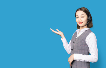 案内する女性オペレーター