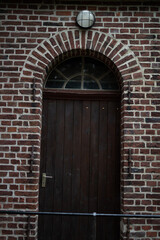 Alte Rundbogentür mit Oberlicht