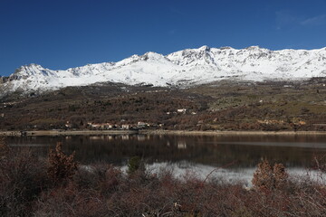 Le lac de Calacuccia, et le Monte Cinto enneigé en Corse