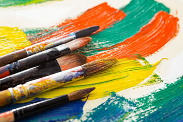 Obraz premium Brushes and paints for painting on an old background.