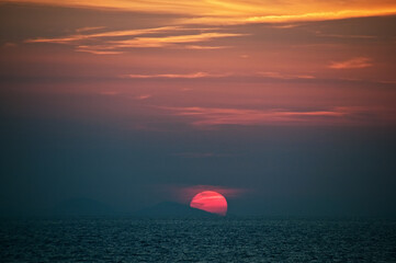 Atardecer, puesta de sol, en Castelsardo, Italia