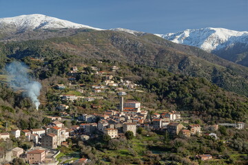 Fototapeta na wymiar Le village de Vico en Corse