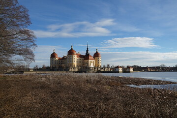 Blick zum Barockschloss Moritzburg in Sachsen