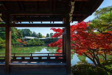 	京都　平安神宮の泰平閣と紅葉