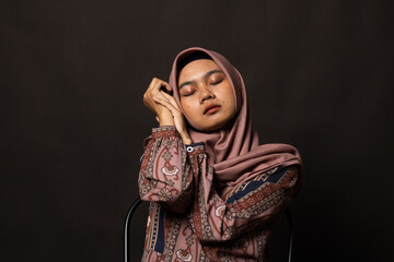 Fototapeta na wymiar Fashion portrait of young beautiful asian muslim woman with wearing hijab on black background