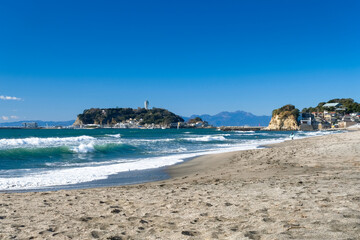 神奈川県鎌倉市 晴れ渡る七里ヶ浜と江ノ島
