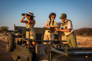 Guide and two women discuss wildlife sighting