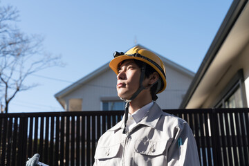 ヘルメットのビジネスマン 
