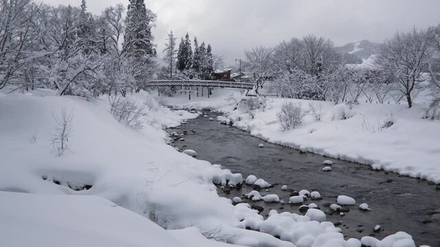 雪景色の川の流れが魅力的な長野県白馬村の雪景色
