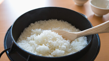 鉄釜で炊き立てのご飯
