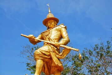Obraz premium King Bayinnaung Golden Monument. Locate in viewpoint of Kawthoung, MYANMAR.