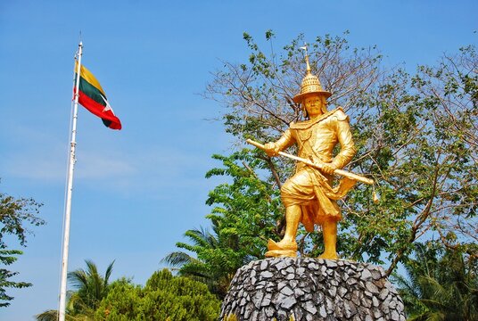 King Bayint Naung Statue