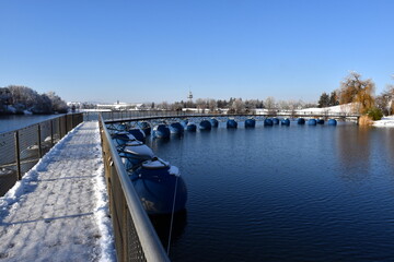 Schwimmende Brücke im Freiburger Seepark