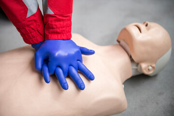 Paramedic practicing bls and cpr on a mannequin.