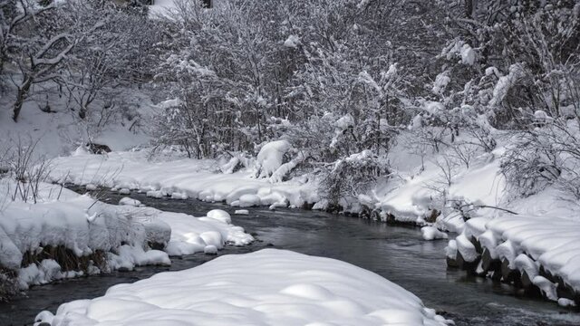 雪景色の川の流れが魅力的な長野県白馬村の雪景色