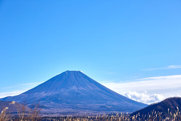 冬の12月に冠雪していない富士山を本栖湖の湖畔から望む 山梨県身延町