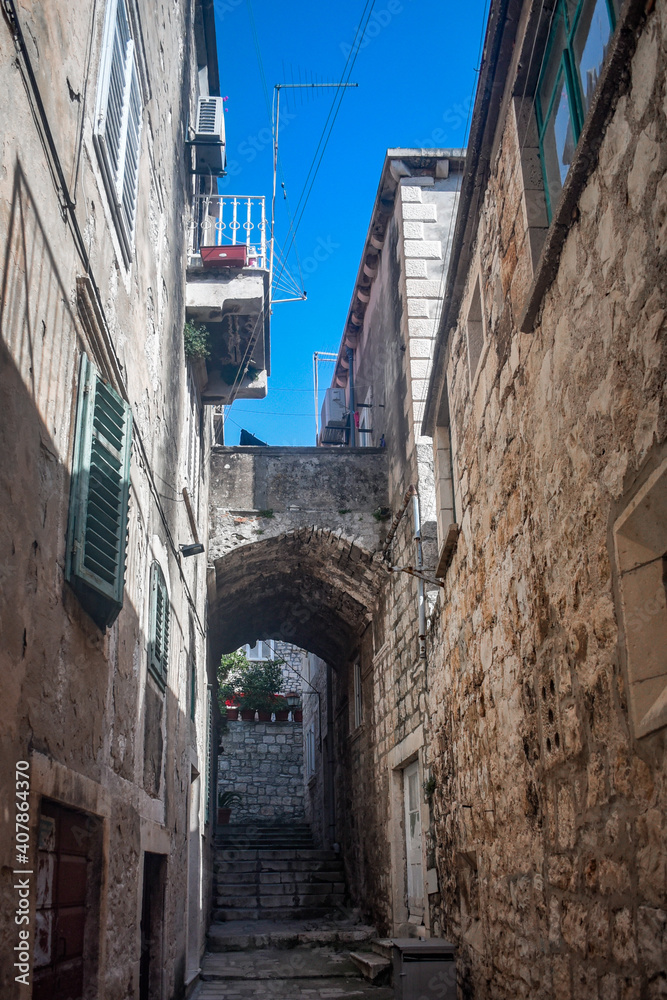 Sticker Vertical shot of residential buildings and empty narrow streets in Croatia