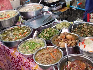 カンボジアのシェムリアップのオールドマーケット内のお惣菜屋さん