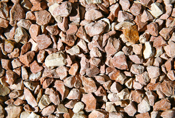 Trozos de piedras apiladas en el exterior dándoles el sol.
