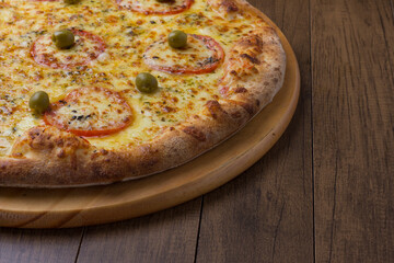 ricardo fernando franca junior pizza mussarela muçarela mucarelClose-Up Photograph of a Mozzarella Cheese Pizza with Red Tomato Slices on a Wooden Board. Space for texts on the right.