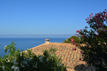 Hausdach mit Mönch- und Nonne-Ziegeln in der Nähe von Port de Sóller, Mallorca, Spanien
