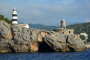 Leuchtt&uuml;rme 'Far de San Creu' (links) und .Far de Bufador' (rechts an der Hafeneinfahrt von Port de S&oacute;ller, Mallorca, Spanien