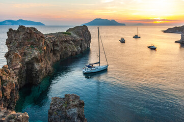 Ankernde Yachten im Abendlicht am Capo Milazzese