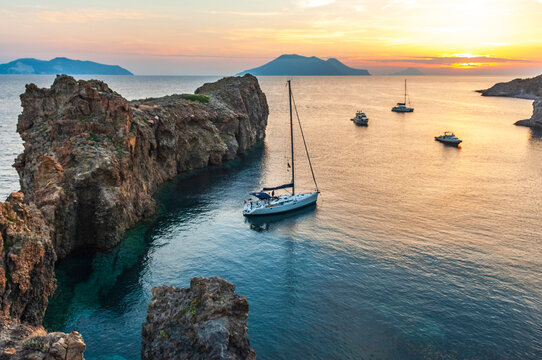 Ankernde Yachten im Abendlicht am Capo Milazzese
