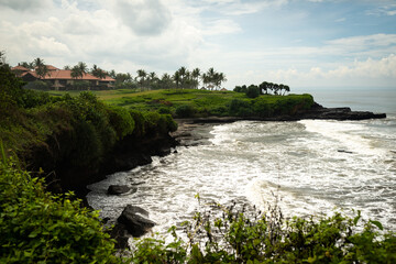 Obraz premium Hotel on cliffs on the edge of the sea