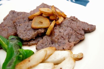 牛薄切り肉のステーキ
