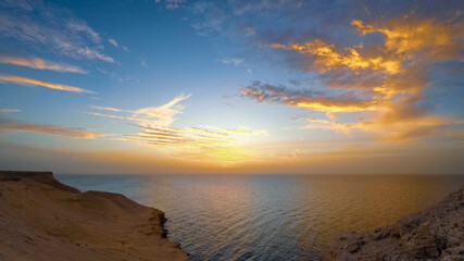Obraz premium beautiful sunset over the ocean