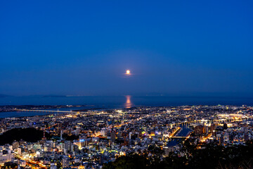 徳島の夜景と満月