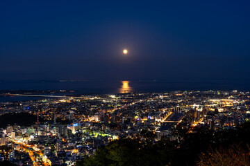 Fototapeta na wymiar 徳島の夜景と満月 