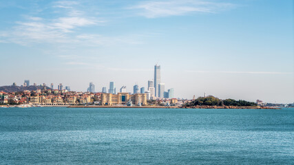 Naklejka premium Qingdao's beautiful coastline and architectural landscape