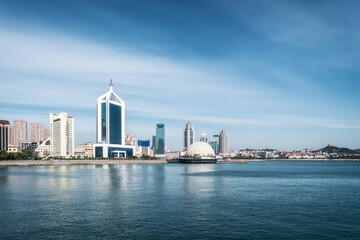 Fototapeta na wymiar Qingdao's beautiful coastline and architectural landscape