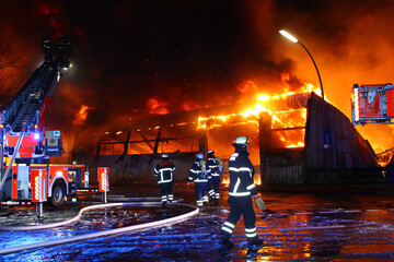 Lagerhalle in Flammen