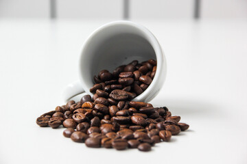 Kaffeebohnen aus liegender Espressotasse