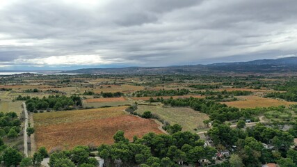 Obraz premium survol des vignobles dans les Corbières au soleil couchant