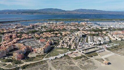 Survol de Port-Leucate, son port et ses plages